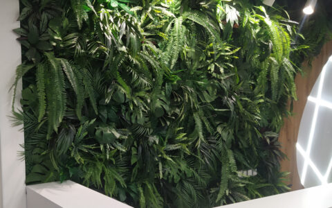Стена из искусственных растений
